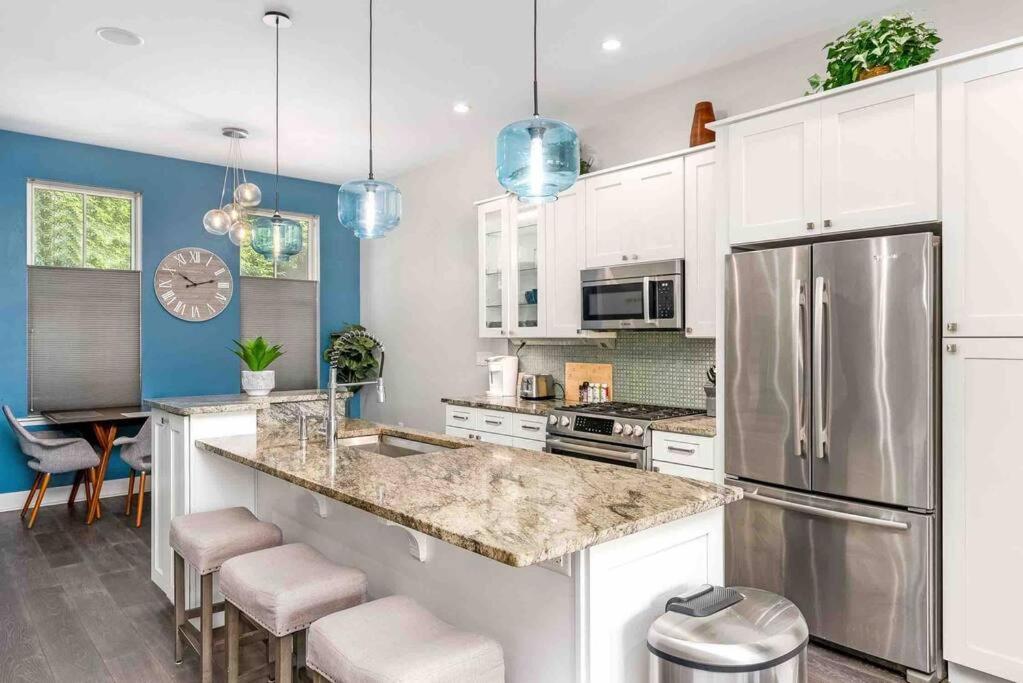 4 Bedroom 3 Bath Sleeps 10 Pet Friendly Private Backyard, 2 Car Garage, City Views, Close To All Stadiums And Casino Pittsburgh Zewnętrze zdjęcie