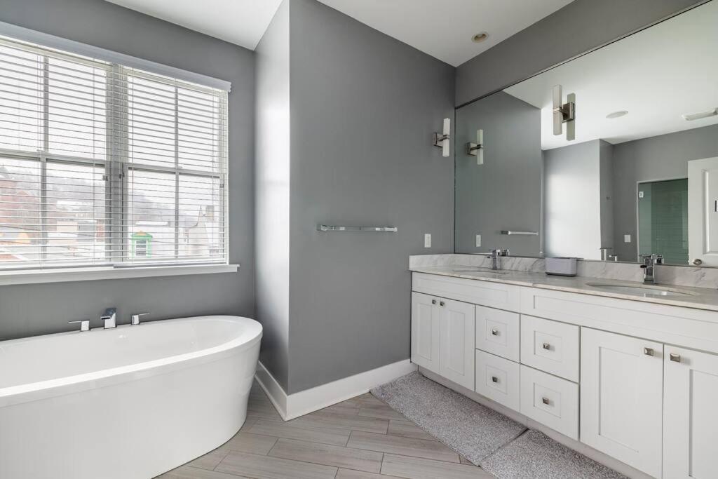 4 Bedroom 3 Bath Sleeps 10 Pet Friendly Private Backyard, 2 Car Garage, City Views, Close To All Stadiums And Casino Pittsburgh Zewnętrze zdjęcie