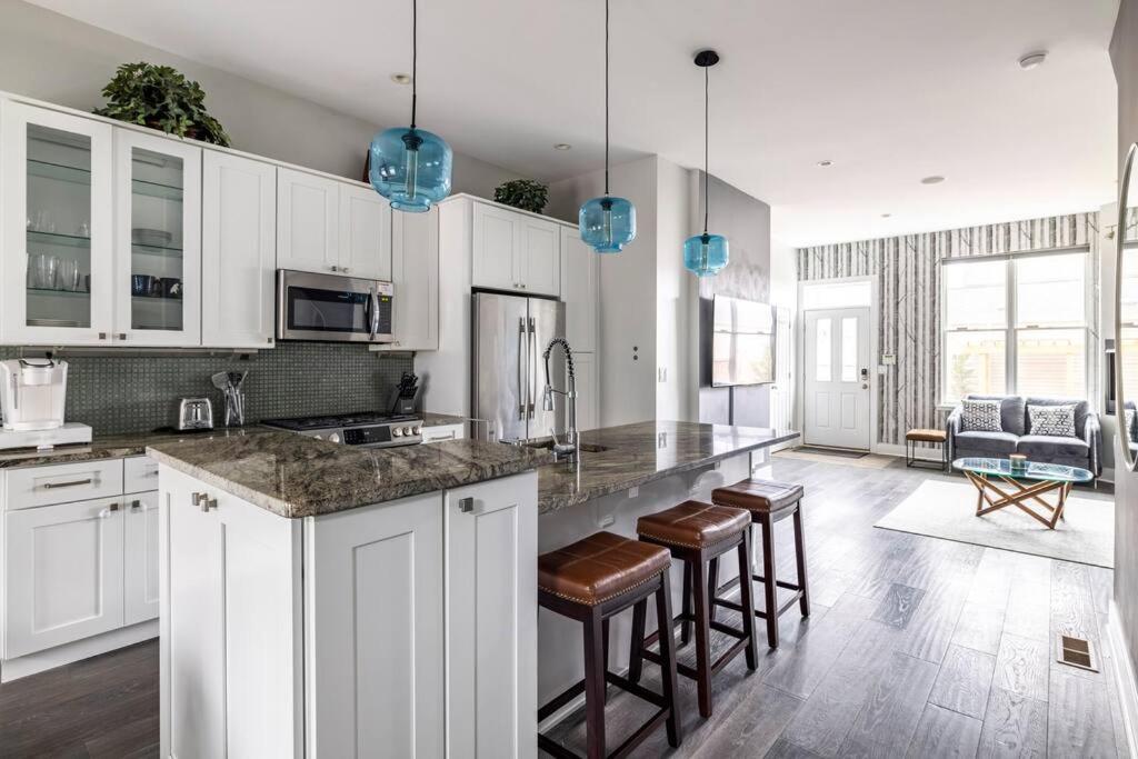 4 Bedroom 3 Bath Sleeps 10 Pet Friendly Private Backyard, 2 Car Garage, City Views, Close To All Stadiums And Casino Pittsburgh Zewnętrze zdjęcie